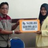 Penyerahan beasiswa secara simbololis kepada mahasiswa Uniku.
